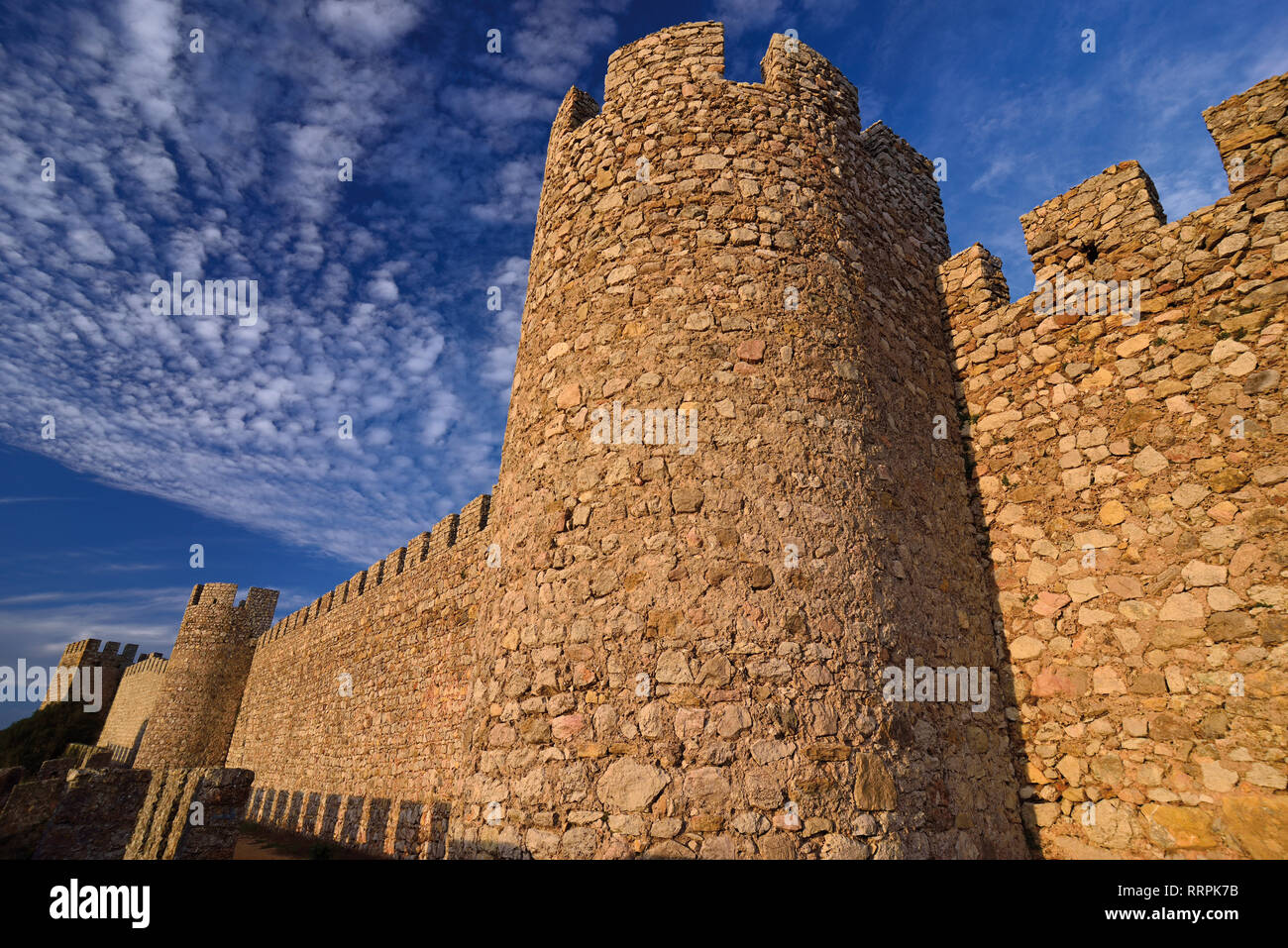 Gut erhaltene Burg Wänden, blauen Himmel Stockfoto
