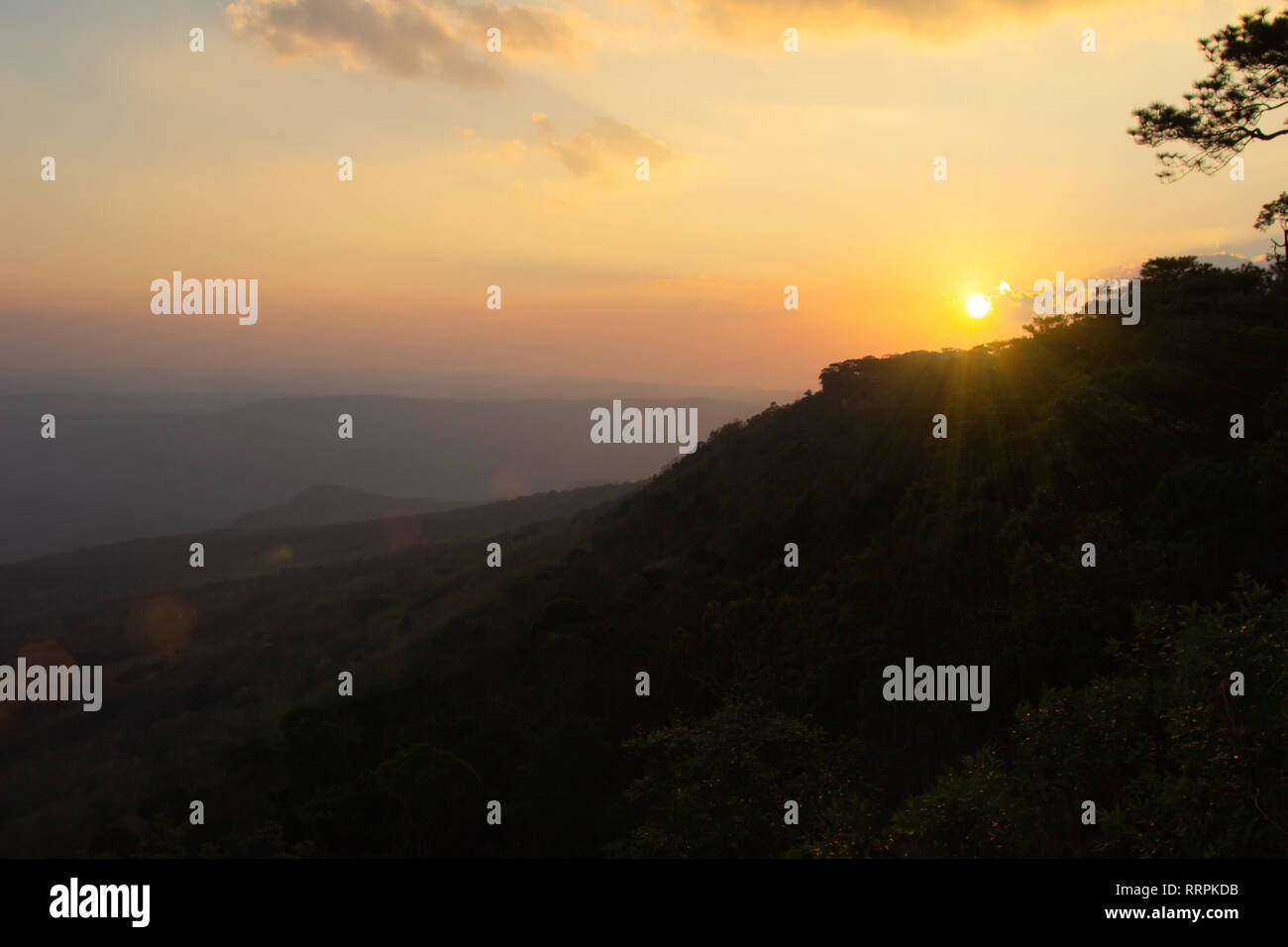 Vintage Style der abstrakten blur Feld auf orange bokeh Licht Herbst am Berg und junge Fotografen in der Landschaft suchen während der Goldenen Stunde Sonne steigen Ba Stockfoto