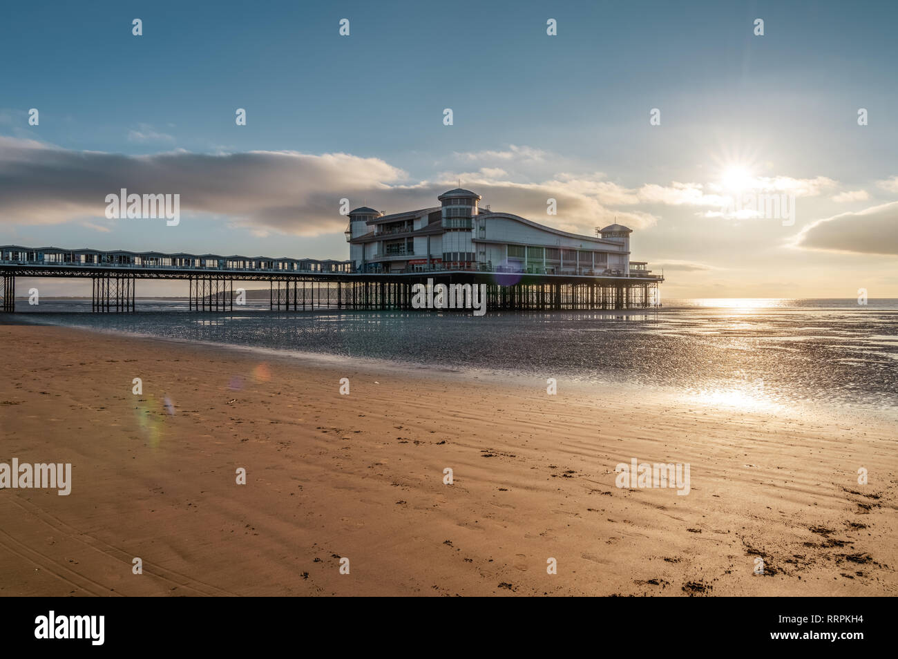 Weston-super-Mare, Somerset, England, Großbritannien - 04 Oktober, 2018: Die untergehende Sonne über den Strand und die Grand Pier Stockfoto