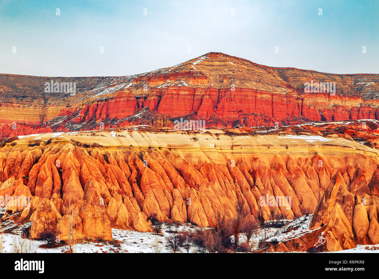 Beeindruckende Bergwelt in Kappadokien. Rote Tal. Zentrum der Türkei. Winter. Stockfoto