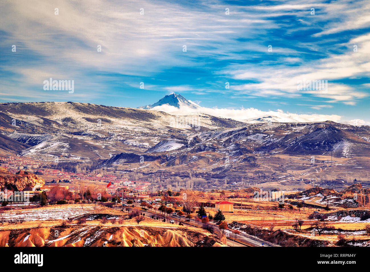Beeindruckende Bergwelt in Kappadokien. Vulkan Erciyes. Zentrum der Türkei. Winter. Stockfoto