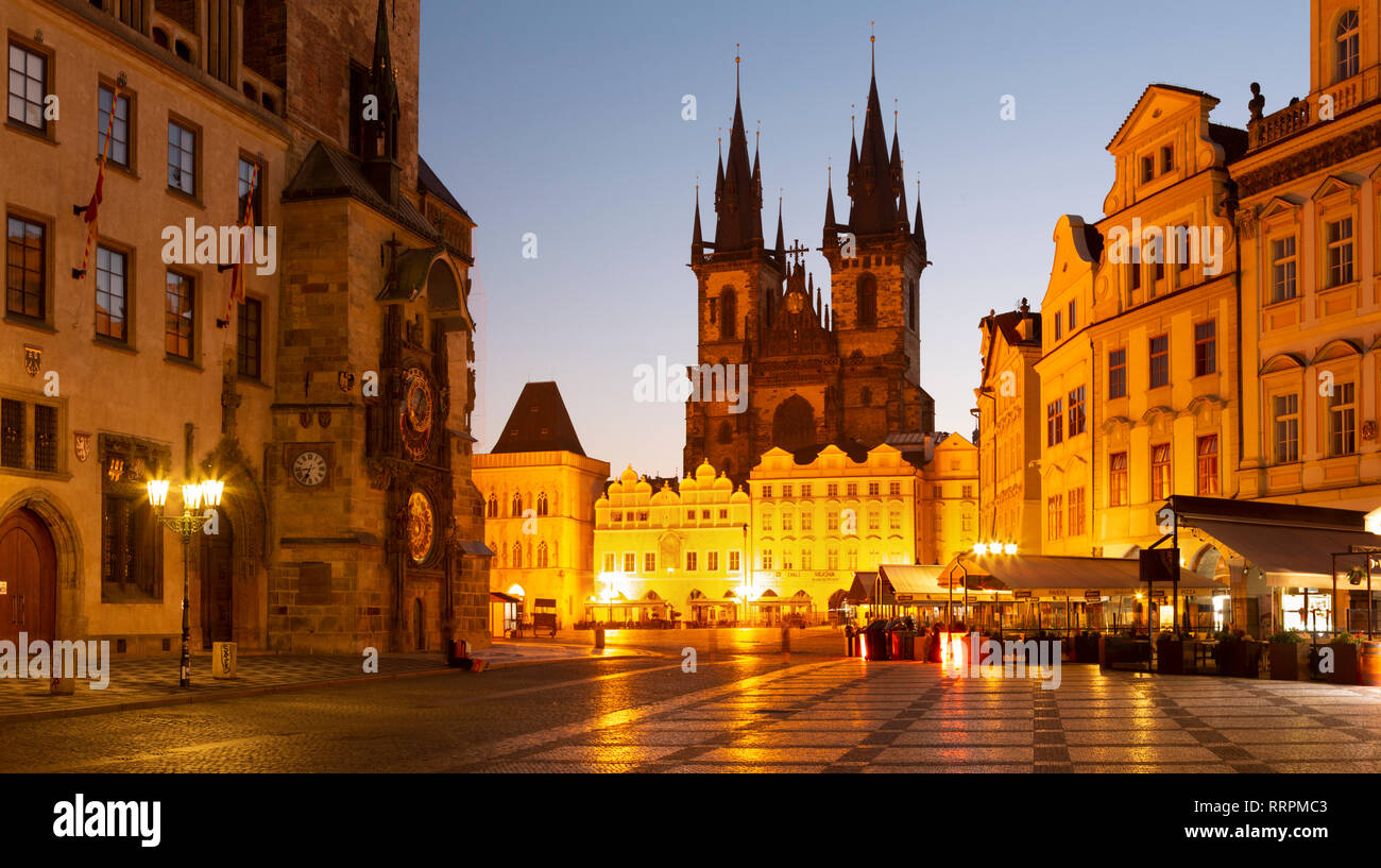 Prag, tschechische Republik - 16. Oktober 2018: Der Orloj auf dem Alten Rathaus, staromestske Square und der Muttergottes vor dem Teyn Kirche in der Abenddämmerung. Stockfoto