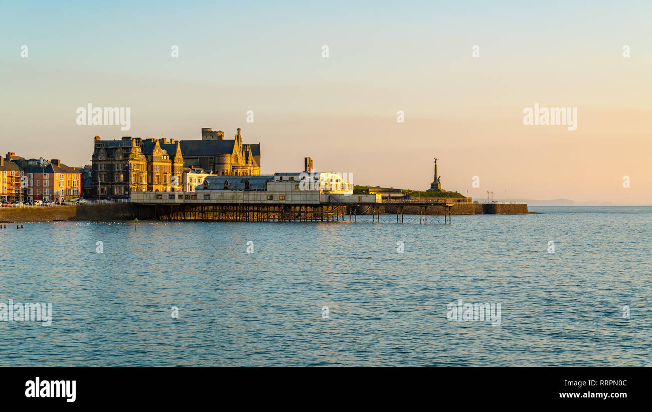 Aberystwyth, Ceredigion, Wales, Großbritannien, 25. Mai 2017: Abendlicher Blick über den Strand, die Seebrücke und die Alte Universität, Hochschule Stockfoto