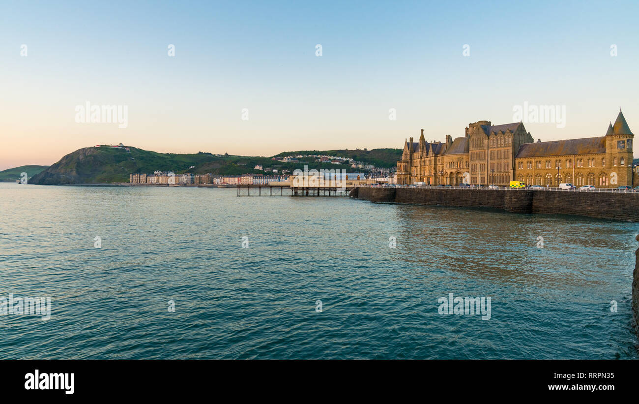 Aberystwyth, Ceredigion, Wales, Großbritannien, 25. Mai 2017: Abendlicher Blick über die Marine Terrasse mit Yr Hen Goleg (Aberystwyth University Old College) auf der Stockfoto