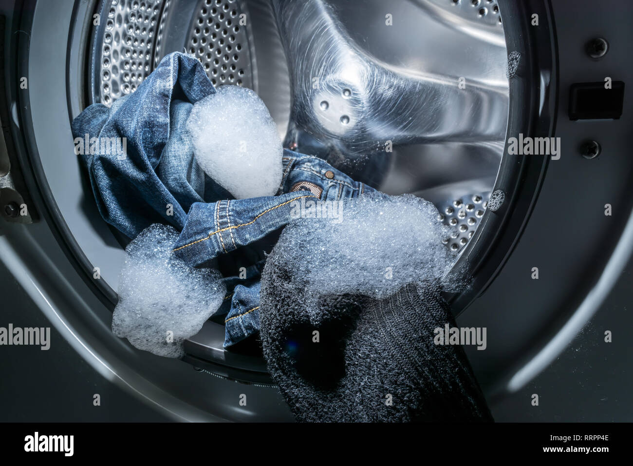 Drum für eine moderne Waschmaschine close-up mit Kleidung in den Schaum  Stockfotografie - Alamy