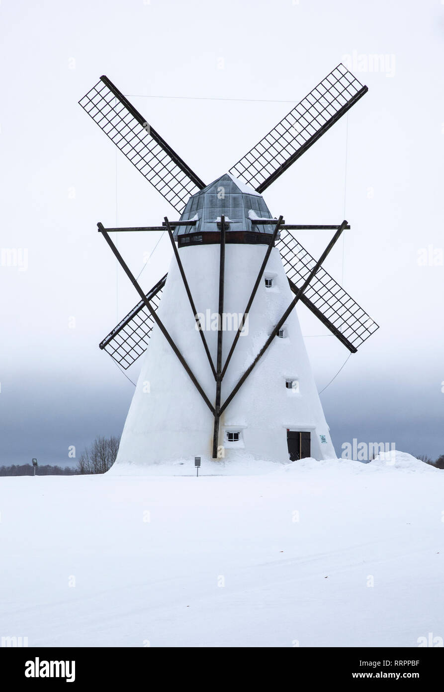 Windmühle in einer Winterlandschaft von Estland Stockfoto