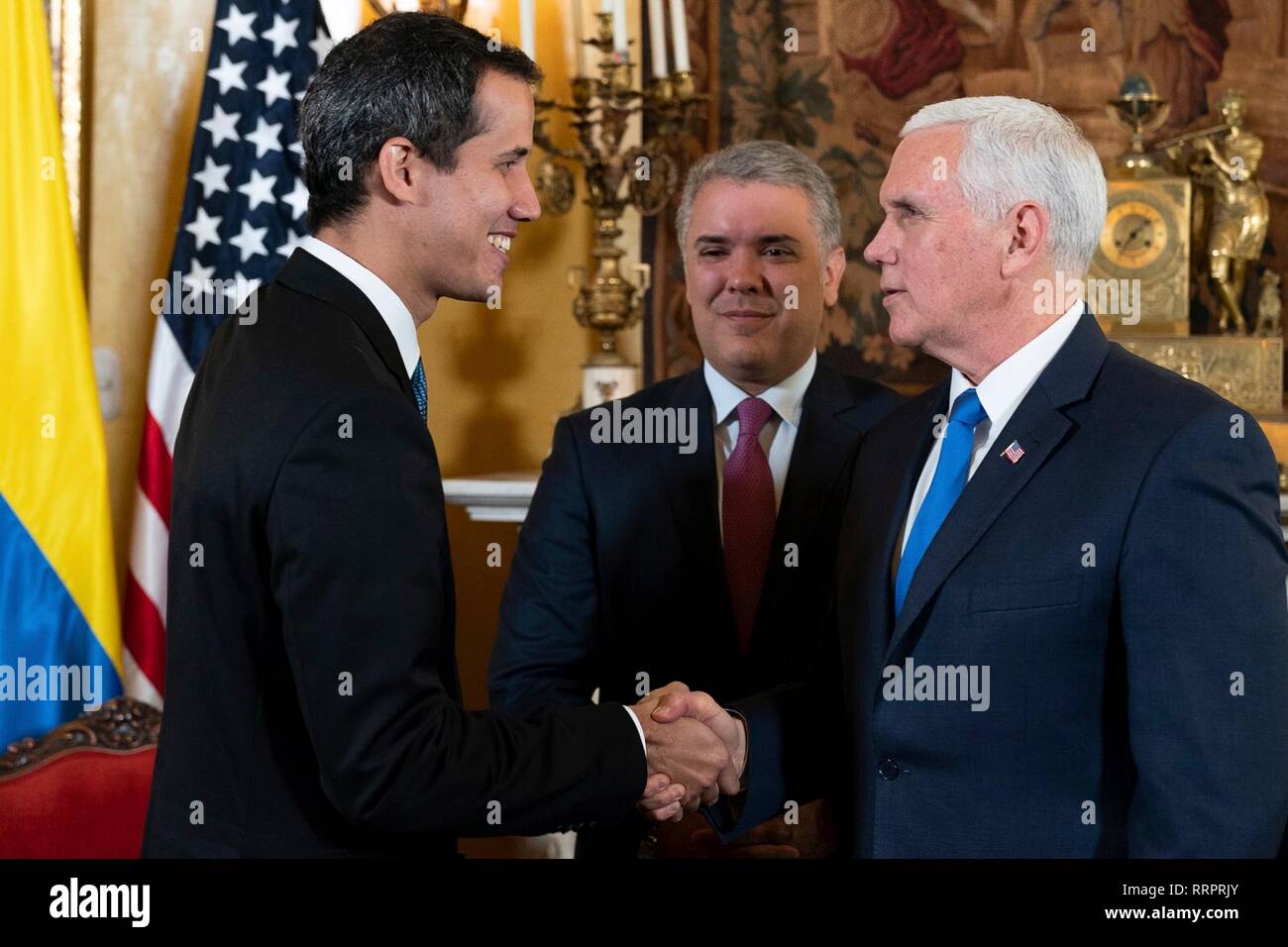 Us Vice President Mike Pence, rechts, grüßt Juan Guaido, die selbsternannten interim Präsident von Venezuela, Links, als der kolumbianische Präsident Ivan Duque sieht vor einer Sitzung der Lima Gruppe Februar 25, 2019 in Bogotá, Kolumbien. Die USA sichern Guaido in einem Versuch, die humanitäre Krise in Venezuela zu Ende. Stockfoto