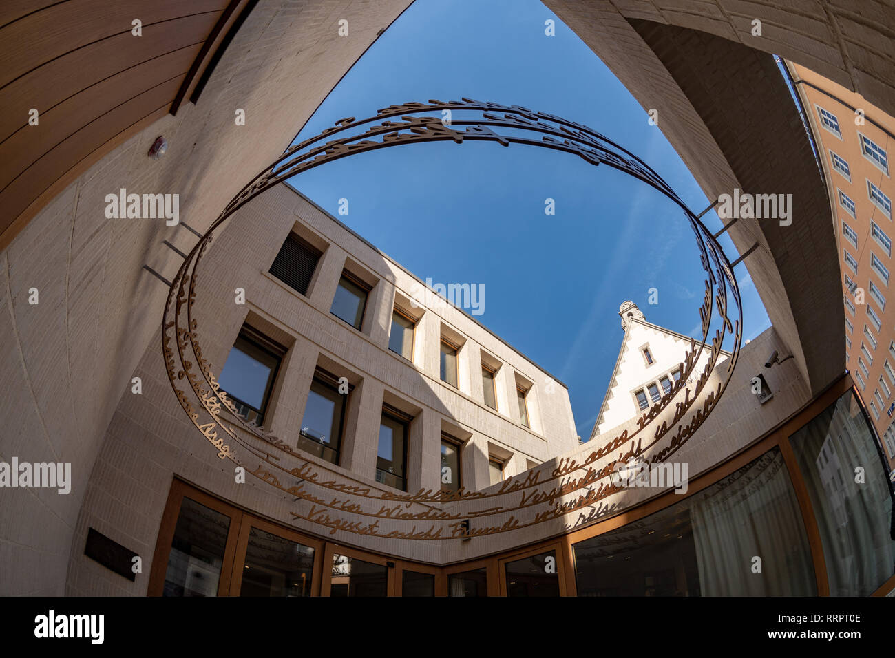 26. Februar 2019, Bayern, Regensburg: ein architektonisches Detail der Synagoge in der Oberpfalz Stadt. 500 Jahre nach der Zerstörung der ersten Synagoge in Regensburg, die jüdische Gemeinschaft erhielt eine neue Bethaus. Foto: Armin Weigel/dpa Stockfoto