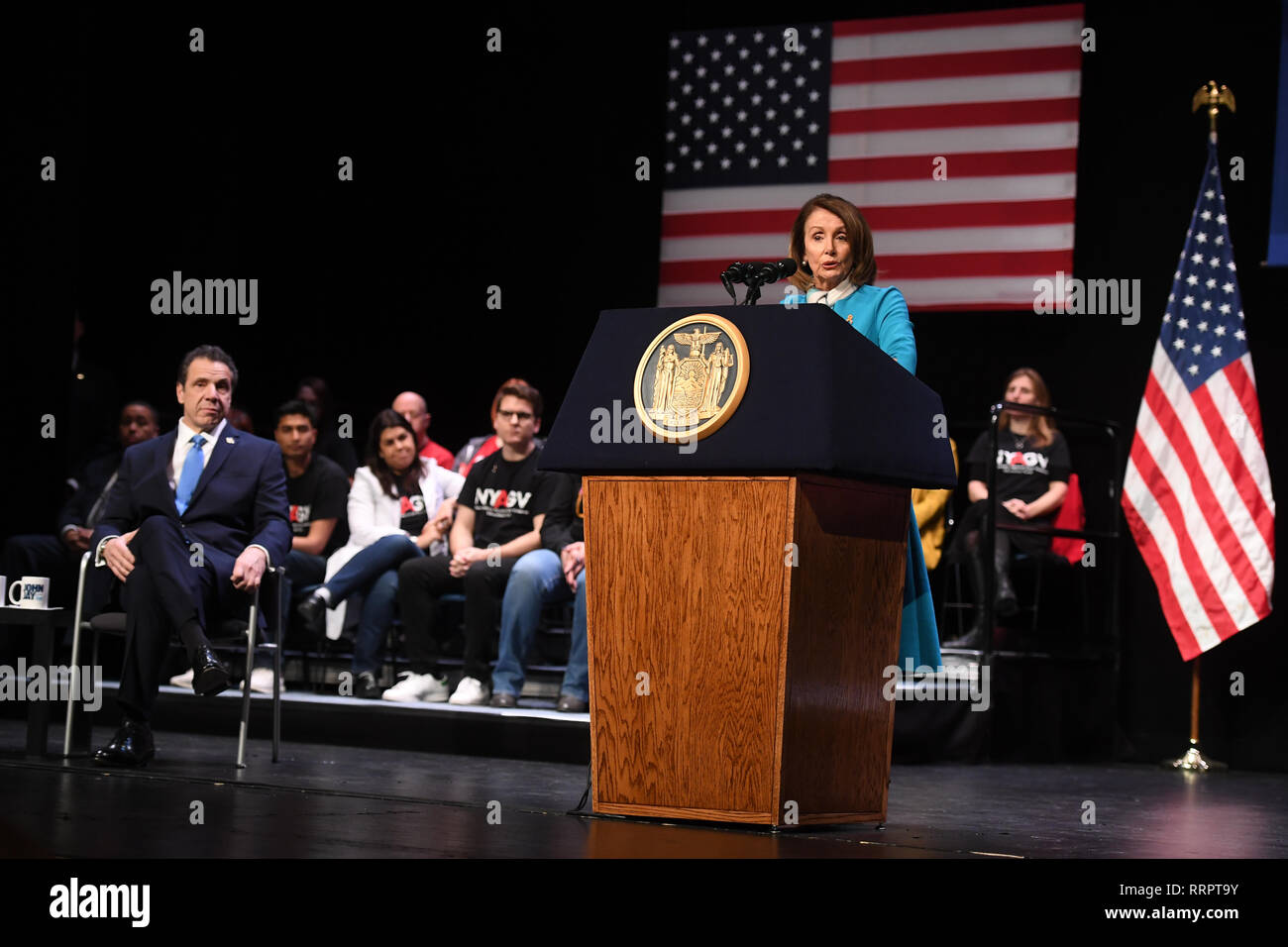 New York, USA. 25 Feb, 2019. Sprecher Nancy Pelosi und Gouverneur Andrew Cuomo Zeichen die 'rote Fahne' Rechnung in Gesetz, die am 25. Februar 2019 an John Jay College in New York. Die Rechnung setzt es eine nationale Norm, indem sie Waffen von den Leuten von den Gerichten als eine "extreme Gefahr" für sich selbst oder andere konfisziert werden. Credit: Erik Pendzich/Alamy leben Nachrichten Stockfoto