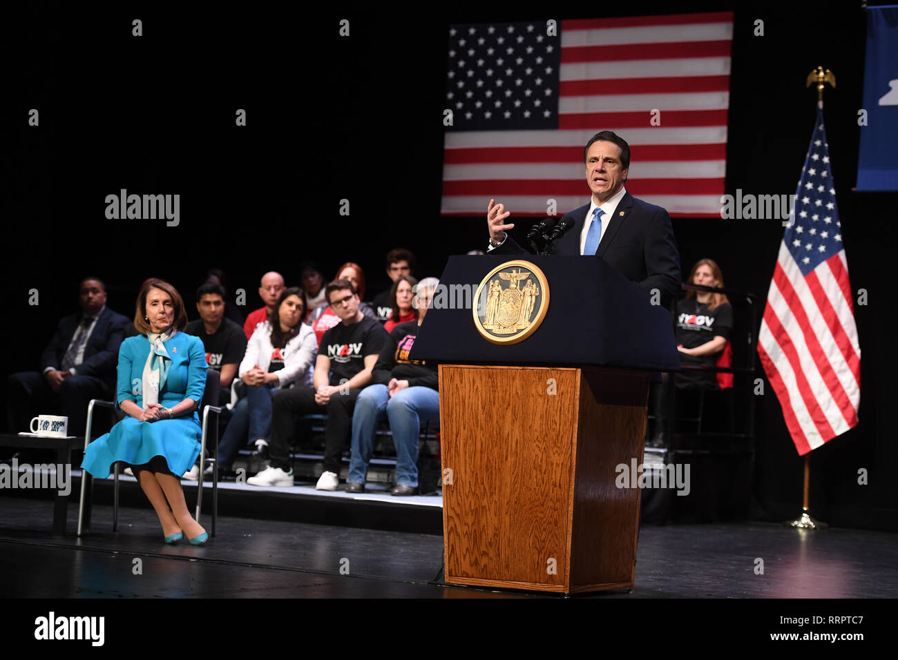 New York, USA. 25 Feb, 2019. Sprecher Nancy Pelosi und Gouverneur Andrew Cuomo Zeichen die 'rote Fahne' Rechnung in Gesetz, die am 25. Februar 2019 an John Jay College in New York. Die Rechnung setzt es eine nationale Norm, indem sie Waffen von den Leuten von den Gerichten als eine "extreme Gefahr" für sich selbst oder andere konfisziert werden. Credit: Erik Pendzich/Alamy leben Nachrichten Stockfoto