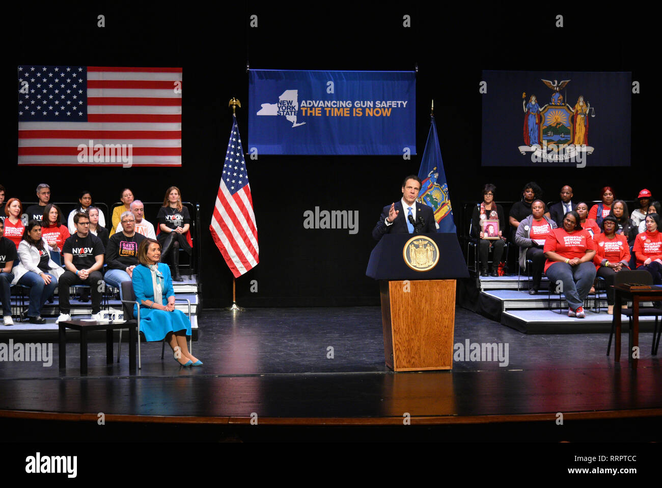 New York, USA. 25 Feb, 2019. Sprecher Nancy Pelosi und Gouverneur Andrew Cuomo Zeichen die 'rote Fahne' Rechnung in Gesetz, die am 25. Februar 2019 an John Jay College in New York. Die Rechnung setzt es eine nationale Norm, indem sie Waffen von den Leuten von den Gerichten als eine "extreme Gefahr" für sich selbst oder andere konfisziert werden. Credit: Erik Pendzich/Alamy leben Nachrichten Stockfoto