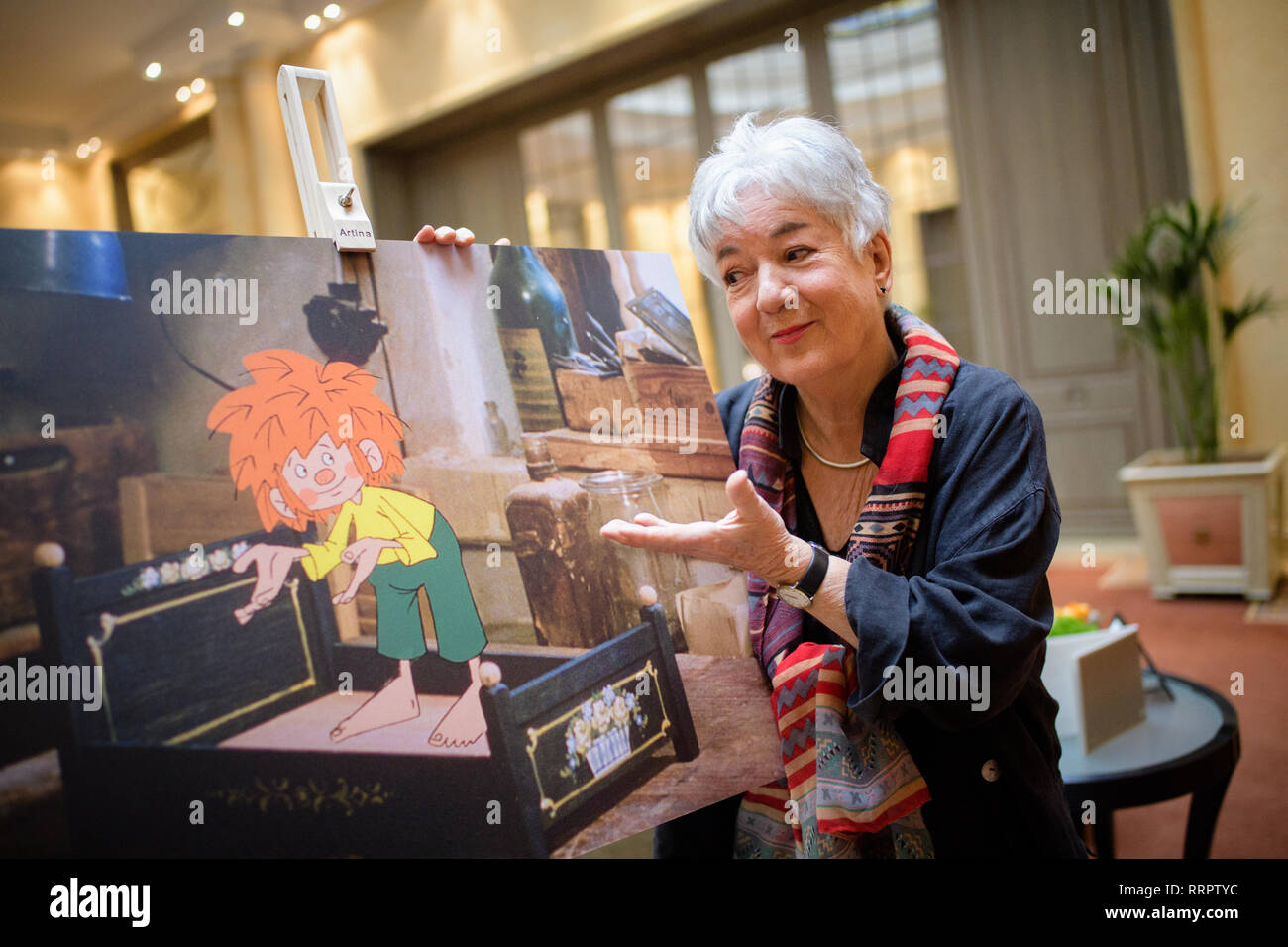 26. Februar 2019, Bayern, München: Barbara von Johnson, Illustrator und  Designer über das Erscheinungsbild der Figur Pumuckl, steht neben einer  Staffelei mit einem pumuckl Filmszene zu einem Amazon Prime Video drücken  Sie