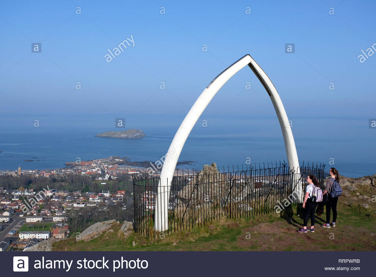 North Berwick, Vereinigtes Königreich. 26. Februar 2019. Die Menschen genießen das sonnige Wetter in die lothian Küstenort North Berwick, Schottland. Anzeigen von Berwick Gesetz, Craigleith sichtbar. Quelle: Craig Brown/Alamy leben Nachrichten Stockfoto