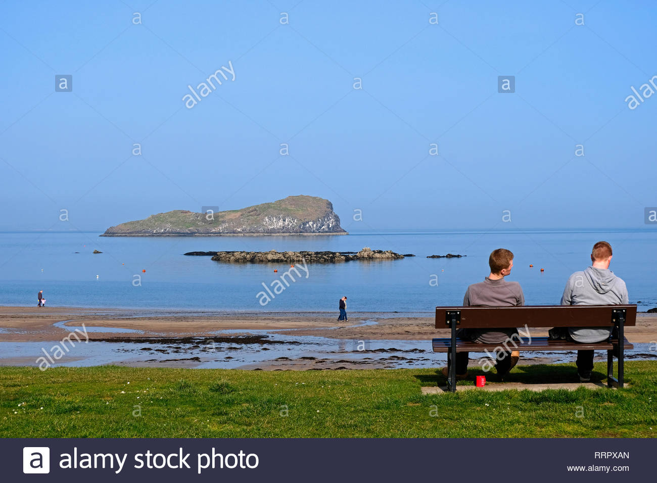 North Berwick, Vereinigtes Königreich. 26. Februar 2019. Die Menschen genießen das sonnige Wetter in die lothian Küstenort North Berwick, Schottland. West Bay Beach und Craigleith sichtbar. Quelle: Craig Brown/Alamy leben Nachrichten Stockfoto