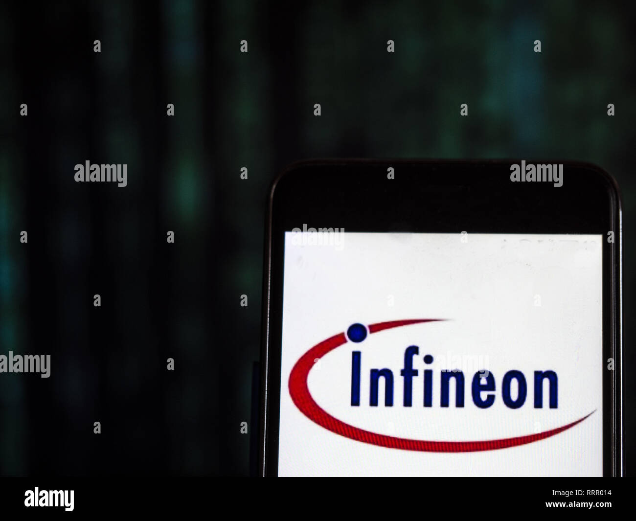In der Ukraine. 8 Nov, 2018. Infineon Technologies Semiconductor Manufacturing Company Logo gesehen auf einem Smartphone angezeigt. Quelle: Igor Golovniov/SOPA Images/ZUMA Draht/Alamy leben Nachrichten Stockfoto