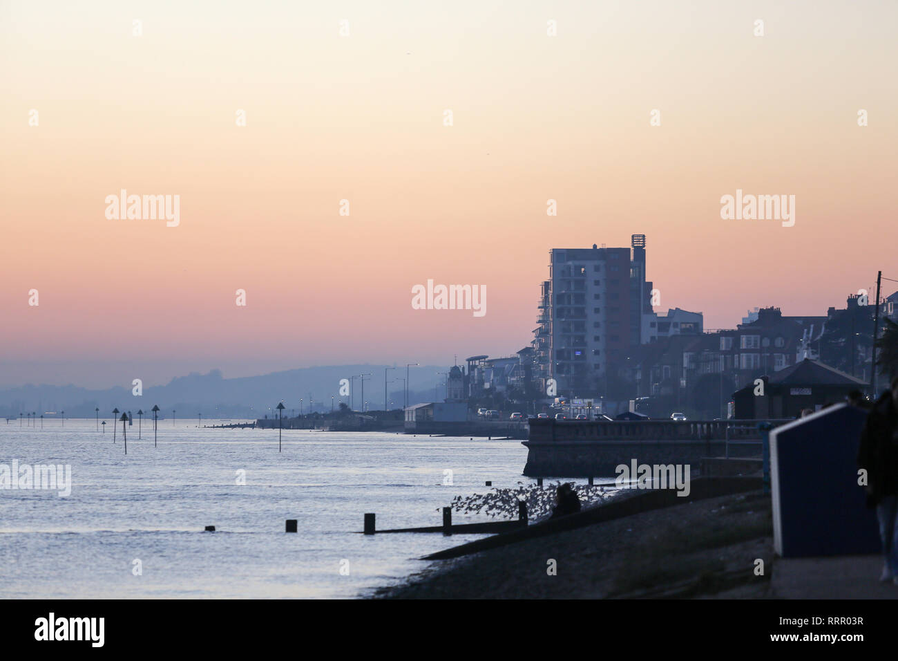 Southend On Sea, Essex, Großbritannien. 26 Feb, 2019. Ein Roter Sonnenuntergang am Strand in Southend on Sea. Suche entlang der Themse in Richtung Canvey Island und darüber hinaus. Credit: Penelope Barritt/Alamy leben Nachrichten Stockfoto