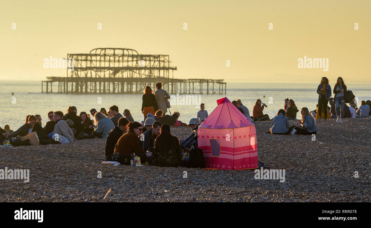 Brighton, UK. 26 Jan, 2019. Brighton Beach ist dieser Abend als ungewöhnlich warmen und sonnigen Wetter in Großbritannien weiterhin mit einigen Bereichen erreicht über 20 Grad Celsius wieder: Simon Dack/Alamy leben Nachrichten Stockfoto