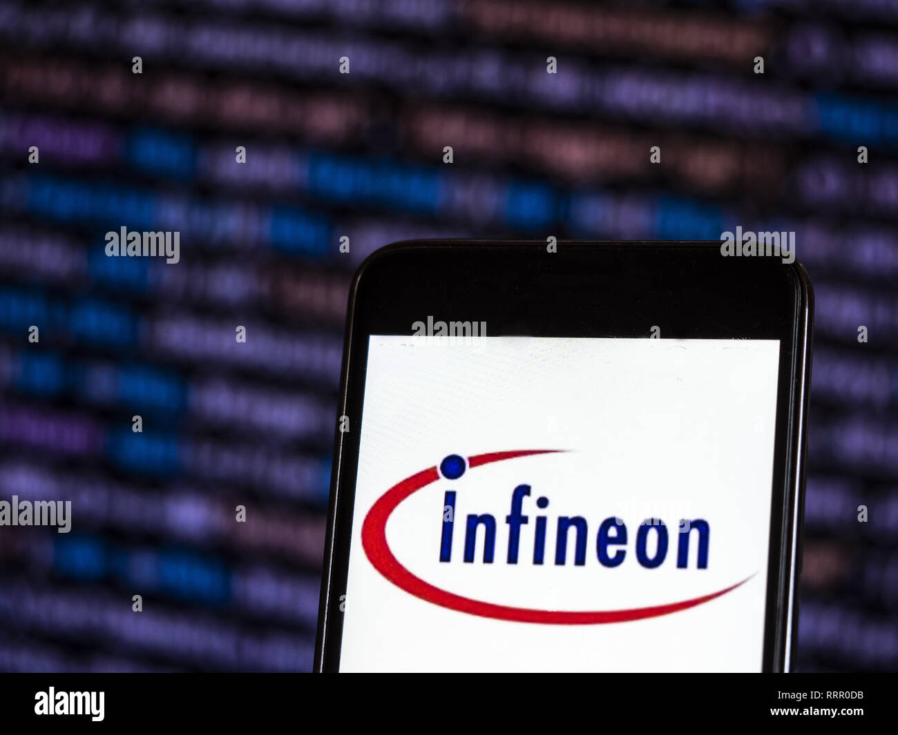 In der Ukraine. 8 Nov, 2018. Infineon Technologies Semiconductor Manufacturing Company Logo gesehen auf einem Smartphone angezeigt. Quelle: Igor Golovniov/SOPA Images/ZUMA Draht/Alamy leben Nachrichten Stockfoto
