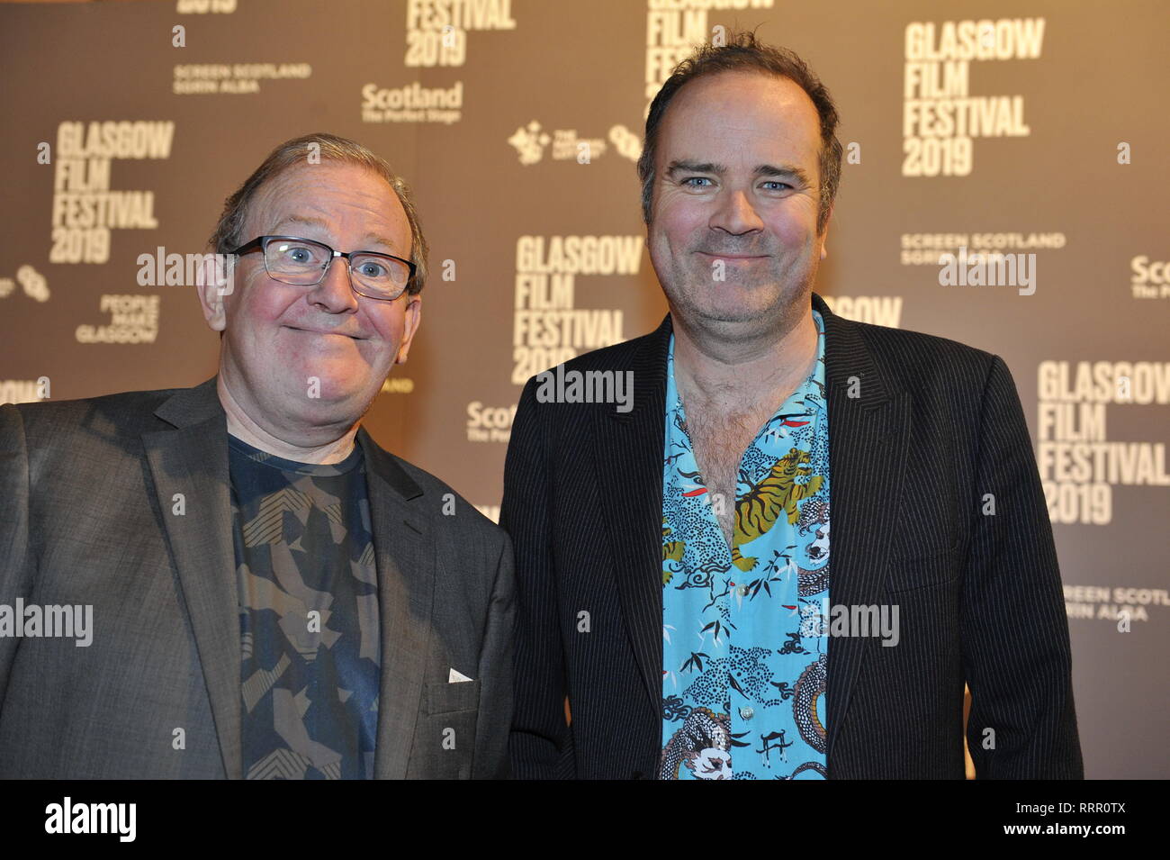 Glasgow, UK. 26 Feb, 2019. Der Schauspieler und Schriftsteller, Ford Kiernan (links) und Greg Hemphill (rechts) aus dem TV-Hit zeigen, noch Spiel, auf dem roten Teppich an der Glasgow Film Theater gesehen. Credit: Colin Fisher/Alamy leben Nachrichten Stockfoto