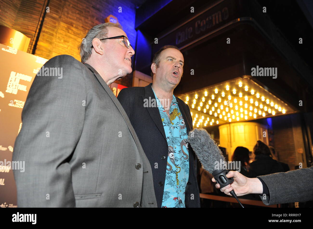 Glasgow, UK. 26 Feb, 2019. Der Schauspieler und Schriftsteller, Ford Kiernan (links) und Greg Hemphill (rechts) aus dem TV-Hit zeigen, noch Spiel, auf dem roten Teppich an der Glasgow Film Theater gesehen. Credit: Colin Fisher/Alamy leben Nachrichten Stockfoto