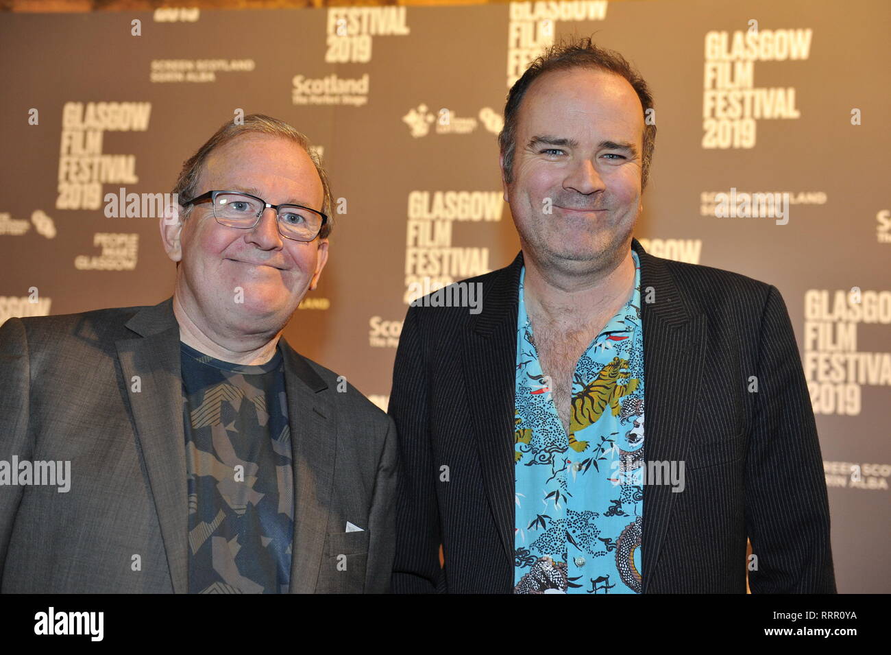 Glasgow, UK. 26 Feb, 2019. Der Schauspieler und Schriftsteller, Ford Kiernan (links) und Greg Hemphill (rechts) aus dem TV-Hit zeigen, noch Spiel, auf dem roten Teppich an der Glasgow Film Theater gesehen. Credit: Colin Fisher/Alamy leben Nachrichten Stockfoto