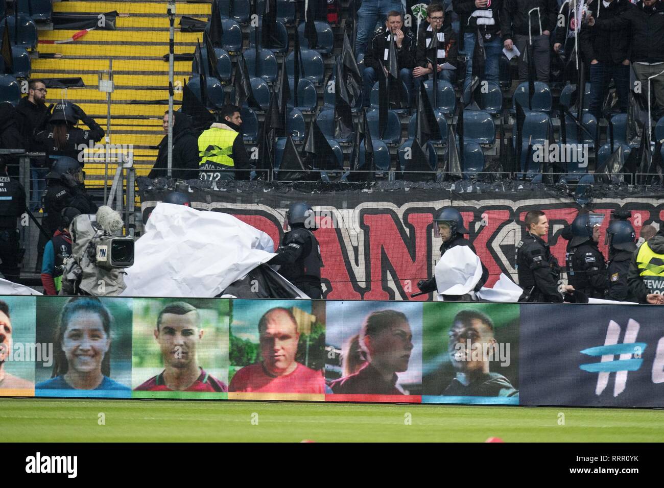 Frankfurt, Deutschland. 21 Feb, 2019. Lange vor dem Spiel, die Polizei nimmt und nimmt die Frankfurter Ultras ein Banner entfernt, Polizei, Action, Polizei, Sicherheit, Ventilator, Ventilatoren, Zuschauer, Fans, Anhänger, ultra, Ultras, Fußball Europa League, Zwischenrunde, Rueckspiel, Eintracht Frankfurt (F) - Shakhtar Donetsk (Donezk) 4:1, am 21.02.2019 in Frankfurt/Deutschland. | Verwendung der weltweiten Kredit: dpa/Alamy leben Nachrichten Stockfoto