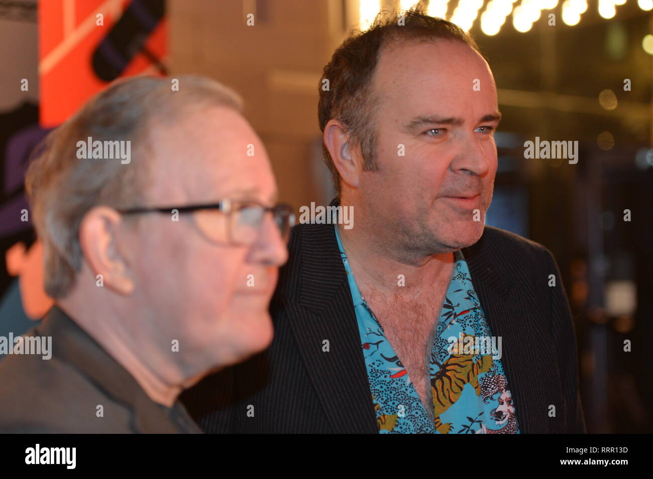 Glasgow, UK. 26 Feb, 2019. Der Schauspieler und Schriftsteller, Ford Kiernan (links) und Greg Hemphill (rechts) aus dem TV-Hit zeigen, noch Spiel, auf dem roten Teppich an der Glasgow Film Theater gesehen. Credit: Colin Fisher/Alamy leben Nachrichten Stockfoto