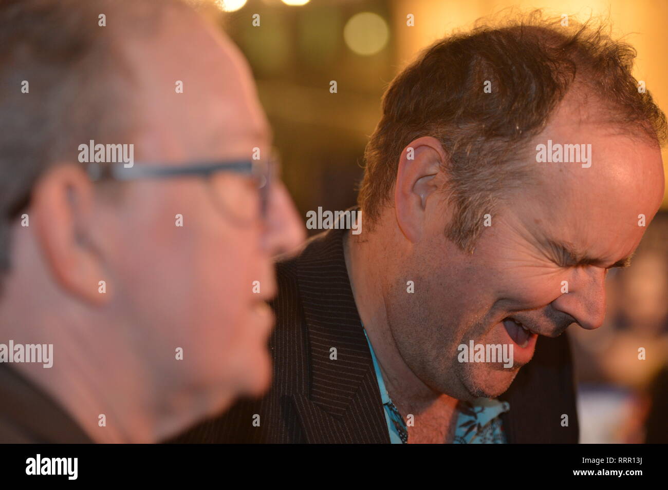 Glasgow, UK. 26 Feb, 2019. Der Schauspieler und Schriftsteller, Ford Kiernan (links) und Greg Hemphill (rechts) aus dem TV-Hit zeigen, noch Spiel, auf dem roten Teppich an der Glasgow Film Theater gesehen. Credit: Colin Fisher/Alamy leben Nachrichten Stockfoto