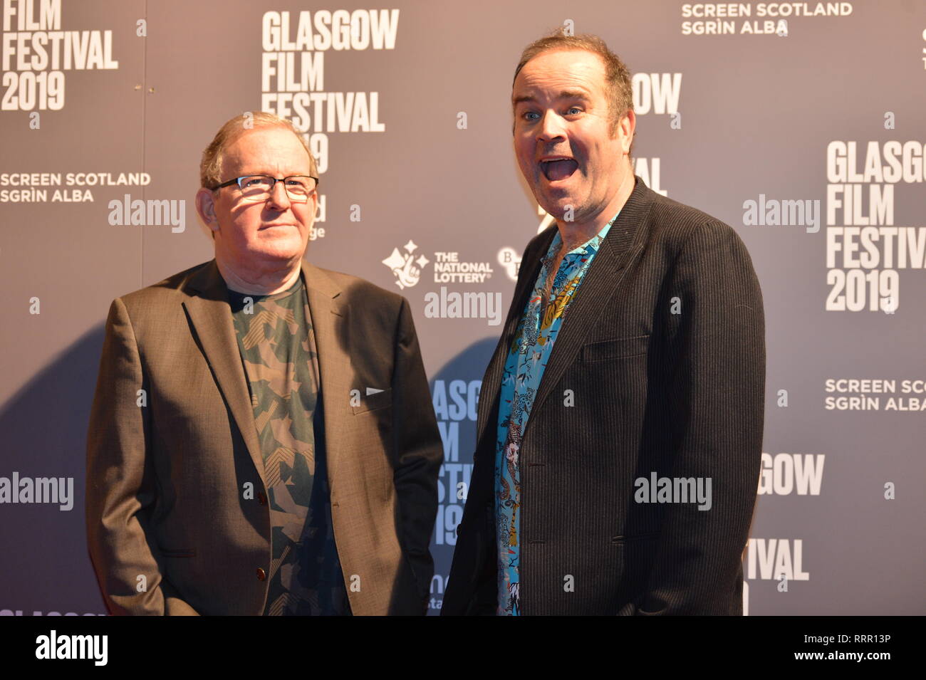 Glasgow, UK. 26 Feb, 2019. Der Schauspieler und Schriftsteller, Ford Kiernan (links) und Greg Hemphill (rechts) aus dem TV-Hit zeigen, noch Spiel, auf dem roten Teppich an der Glasgow Film Theater gesehen. Credit: Colin Fisher/Alamy leben Nachrichten Stockfoto