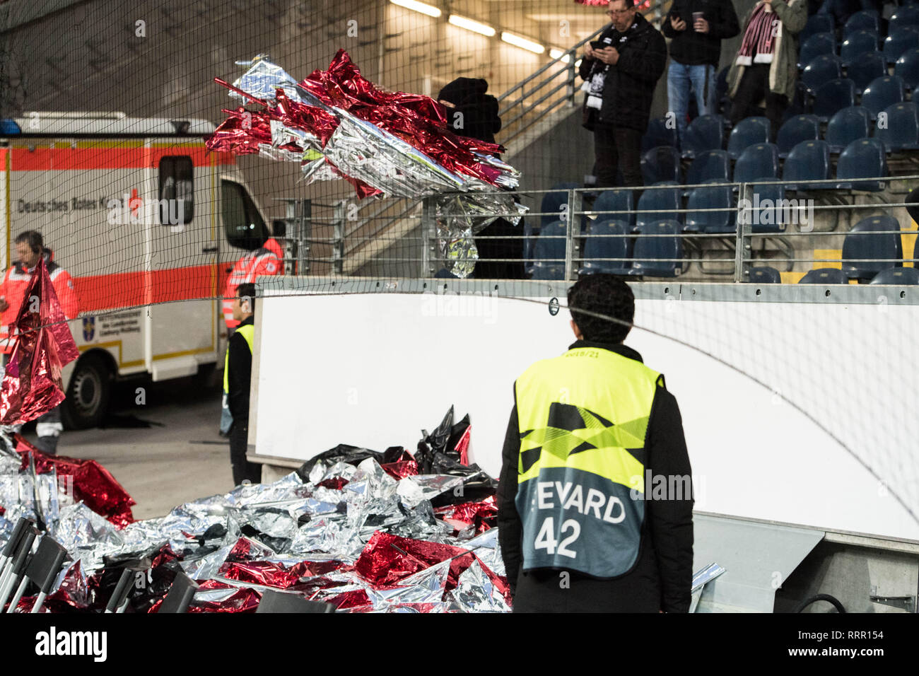 Frankfurt, Deutschland. 21 Feb, 2019. Aus Protest gegen die Intervention der Polizei, der Frankfurter Fans die gesamte geplante Choreo wieder demontieren, Choreographie, Abbruch, Demontage, frustratedriert, frustriert, gefustratedet, Ventilator, Ventilatoren, Zuschauer, Anhänger, Anhänger, Ultra, Ultras, Fußball Europa League, zweite Runde, Rueckspiel, Eintracht Frankfurt (F) - Shakhtar Donetsk (Donezk) 4:1, am 21.02.2019 in Frankfurt/Deutschland. | Verwendung der weltweiten Kredit: dpa/Alamy leben Nachrichten Stockfoto