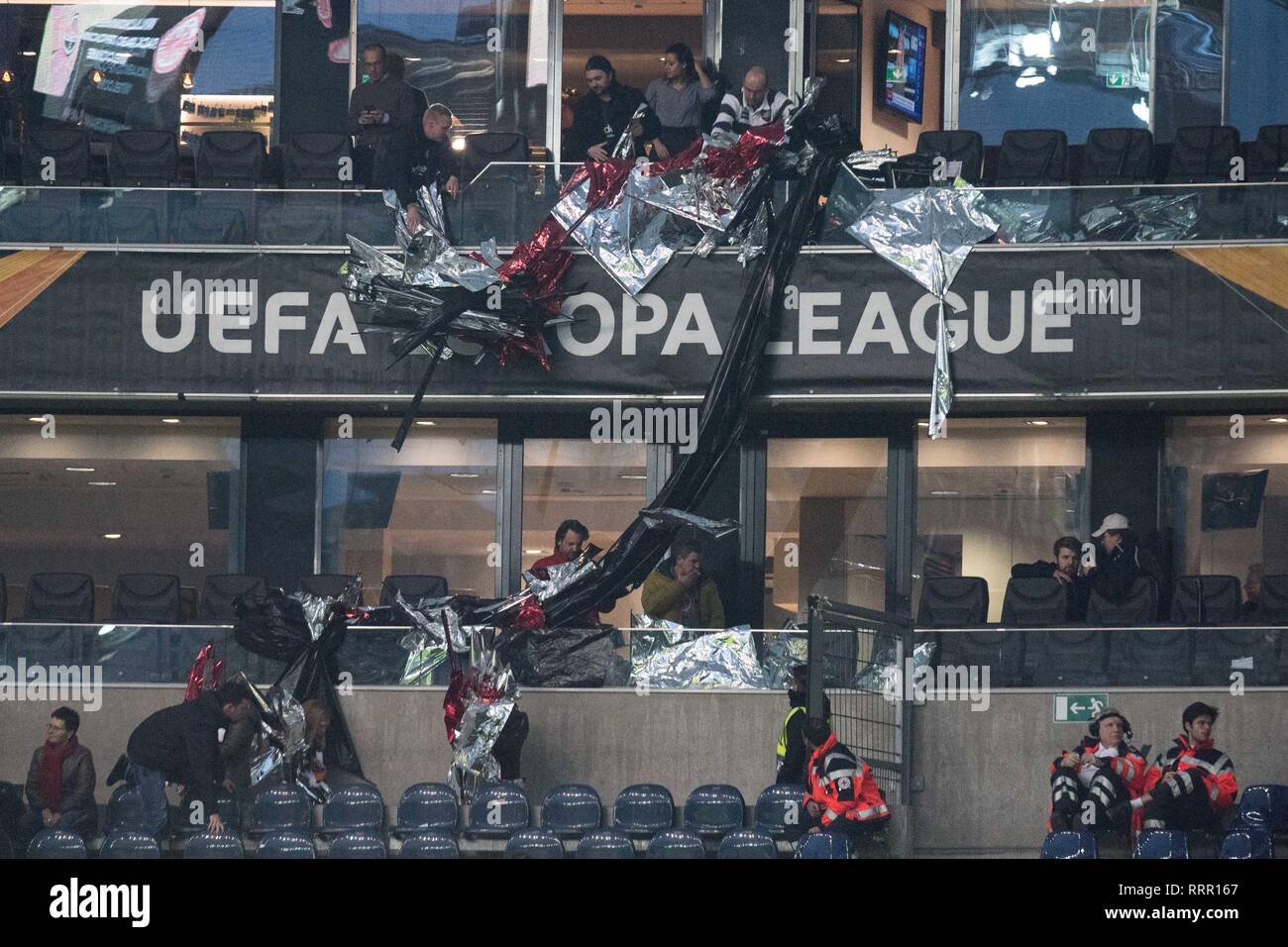 Frankfurt, Deutschland. 21 Feb, 2019. Aus Protest gegen die Intervention der Polizei, der Frankfurter Fans die gesamte geplante Choreo wieder demontieren, Choreographie, Abbruch, Demontage, frustratedriert, frustriert, gefustratedet, Ventilator, Ventilatoren, Zuschauer, Anhänger, Anhänger, Ultra, Ultras, Fußball Europa League, zweite Runde, Rueckspiel, Eintracht Frankfurt (F) - Shakhtar Donetsk (Donezk) 4:1, am 21.02.2019 in Frankfurt/Deutschland. | Verwendung der weltweiten Kredit: dpa/Alamy leben Nachrichten Stockfoto