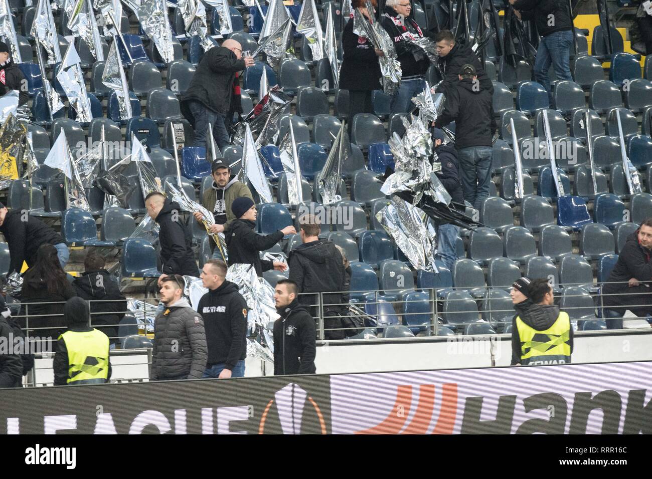 Frankfurt, Deutschland. 21 Feb, 2019. Aus Protest gegen die Intervention der Polizei, der Frankfurter Fans die gesamte geplante Choreo wieder demontieren, Choreographie, Abbruch, Demontage, frustratedriert, frustriert, gefustratedet, Ventilator, Ventilatoren, Zuschauer, Anhänger, Anhänger, Ultra, Ultras, Fußball Europa League, zweite Runde, Rueckspiel, Eintracht Frankfurt (F) - Shakhtar Donetsk (Donezk) 4:1, am 21.02.2019 in Frankfurt/Deutschland. | Verwendung der weltweiten Kredit: dpa/Alamy leben Nachrichten Stockfoto