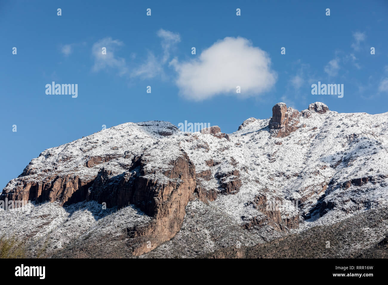 Tucson, Arizona, USA, 26. Februar, 2019. Nach dem großen Schneesturm in Tucson suchen, um sich an der Catalina Mountain Range. Finger rock. Credit: Jeff Smith/Alamy leben Nachrichten Stockfoto