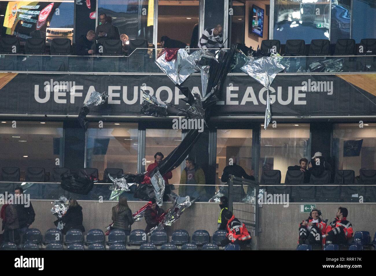 Frankfurt, Deutschland. 21 Feb, 2019. Aus Protest gegen die Intervention der Polizei, der Frankfurter Fans die gesamte geplante Choreo wieder demontieren, Choreographie, Abbruch, Demontage, frustratedriert, frustriert, gefustratedet, Ventilator, Ventilatoren, Zuschauer, Anhänger, Anhänger, Ultra, Ultras, Fußball Europa League, zweite Runde, Rueckspiel, Eintracht Frankfurt (F) - Shakhtar Donetsk (Donezk) 4:1, am 21.02.2019 in Frankfurt/Deutschland. | Verwendung der weltweiten Kredit: dpa/Alamy leben Nachrichten Stockfoto