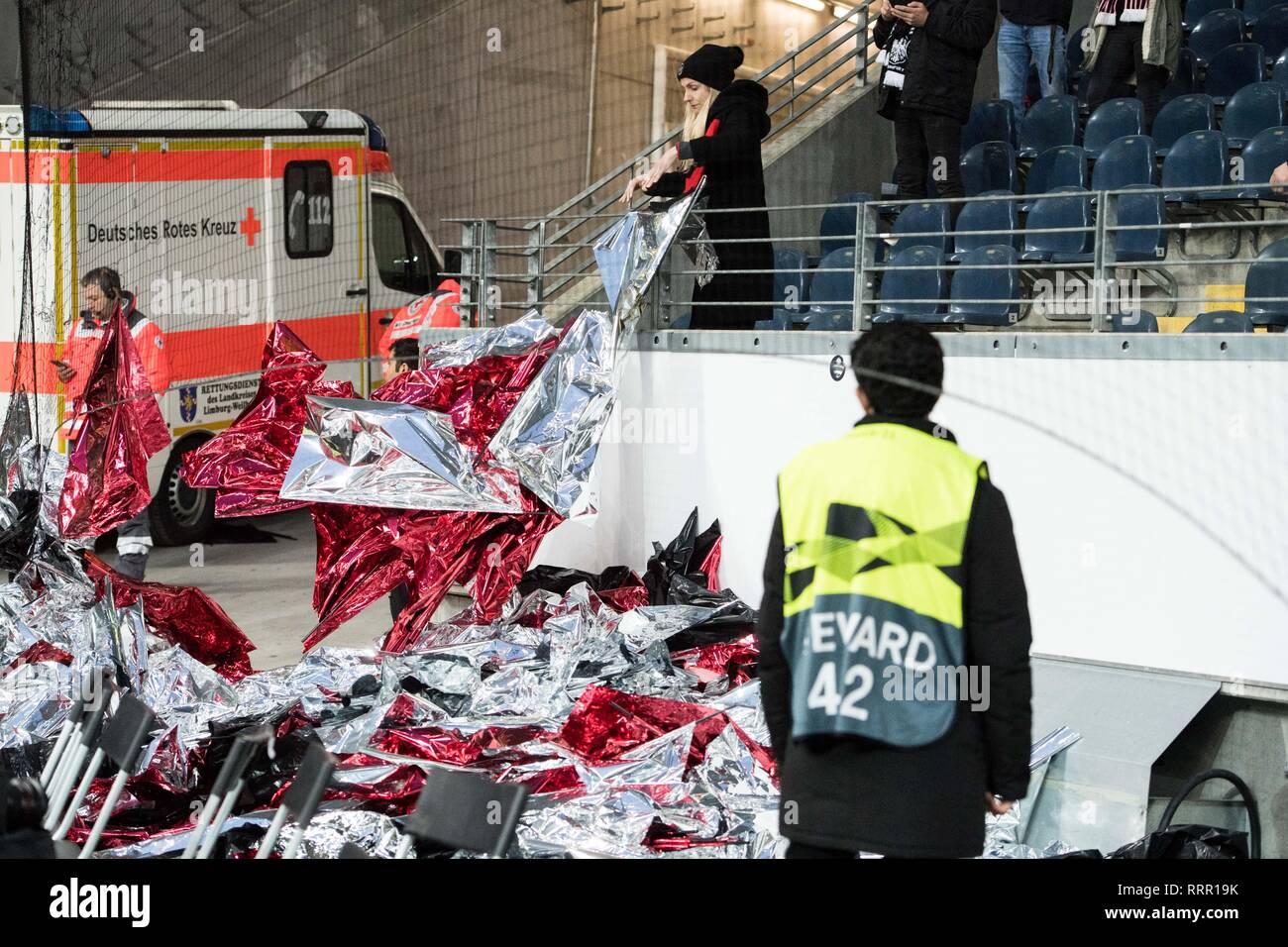 Frankfurt, Deutschland. 21 Feb, 2019. Aus Protest gegen die Intervention der Polizei, der Frankfurter Fans die gesamte geplante Choreo wieder demontieren, Choreographie, Abbruch, Demontage, frustratedriert, frustriert, gefustratedet, Ventilator, Ventilatoren, Zuschauer, Anhänger, Anhänger, Ultra, Ultras, Fußball Europa League, zweite Runde, Rueckspiel, Eintracht Frankfurt (F) - Shakhtar Donetsk (Donezk) 4:1, am 21.02.2019 in Frankfurt/Deutschland. | Verwendung der weltweiten Kredit: dpa/Alamy leben Nachrichten Stockfoto