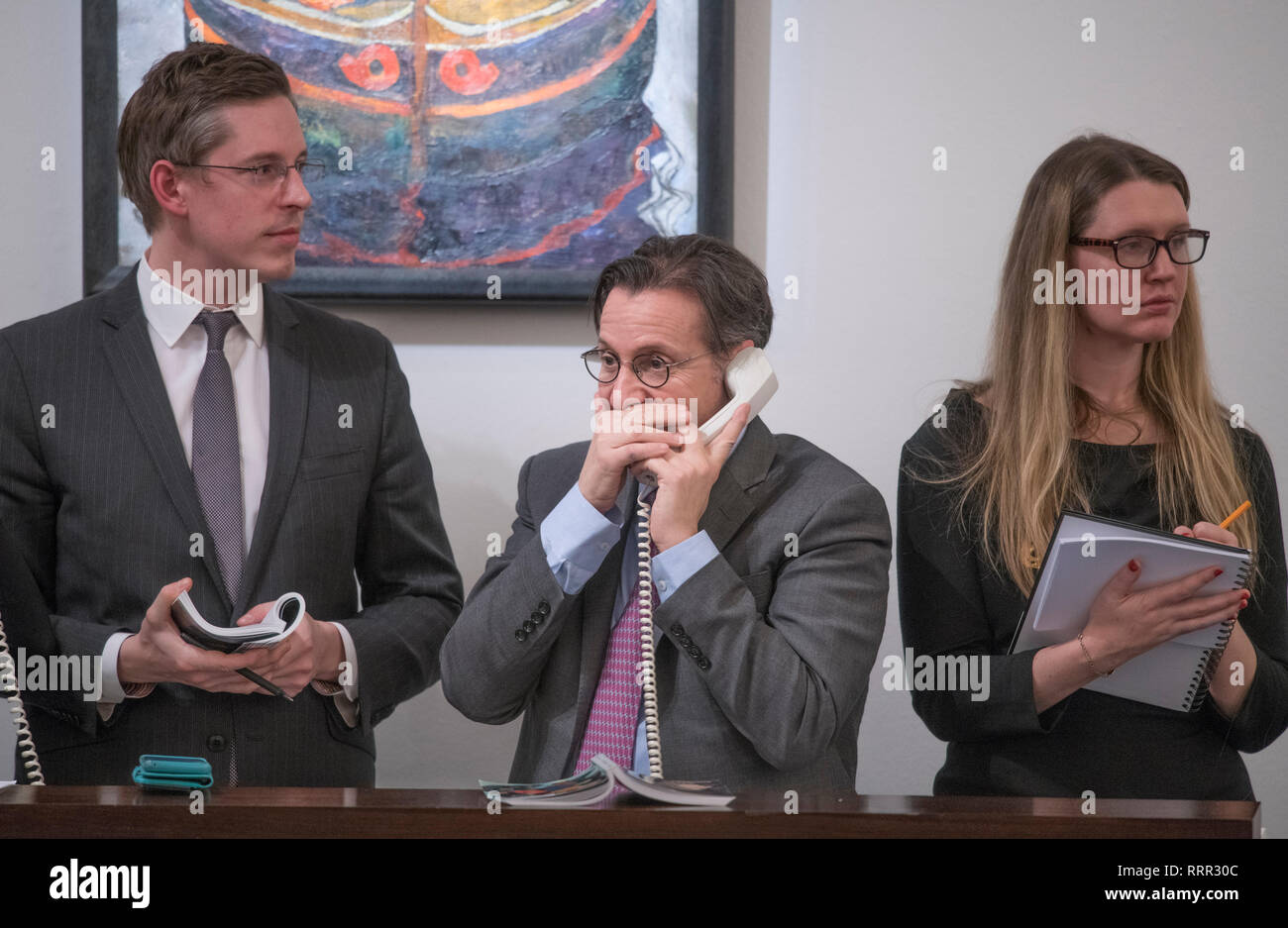 Sotheby's, New Bond Street, London, UK. 26. Februar, 2019. Abend Auktion der wichtigsten Werke des Impressionismus, Moderne und Surrealistische kunst Verkauf erfolgt in London. Bild: René Magritte "L'Etoile du Matin ist versteigert und verkauft für £ US 5,323,500 an einen privaten Käufer. Credit: Malcolm Park/Alamy Leben Nachrichten. Stockfoto
