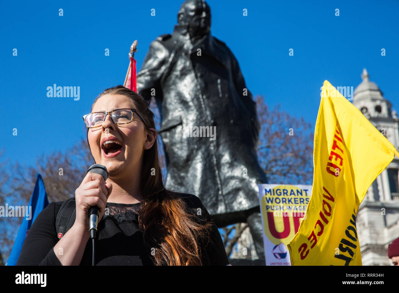 London, Großbritannien. 26. Februar, 2019. Vor allem Migranten auffallend ausgelagerte Arbeiter, die dem Selbständigen von Großbritannien (IWGB), United Voices der Welt (Uvw) und Öffentliche und kommerzielle Dienste Union (PCS) Gewerkschaften arbeiten an der Universität von London (IWGB), Ministerium der Justiz (Uvw) und Ministerium für Wirtschaft Energie und industrielle Strategie (PCS), zusammen mit den Vertretern der Nationalen Union der Eisenbahn-, See- und Transportarbeiter (RMT) Regionalrat, Teil in einem "Clean Up Outsourcing" Demonstration. Credit: Mark Kerrison/Alamy leben Nachrichten Stockfoto