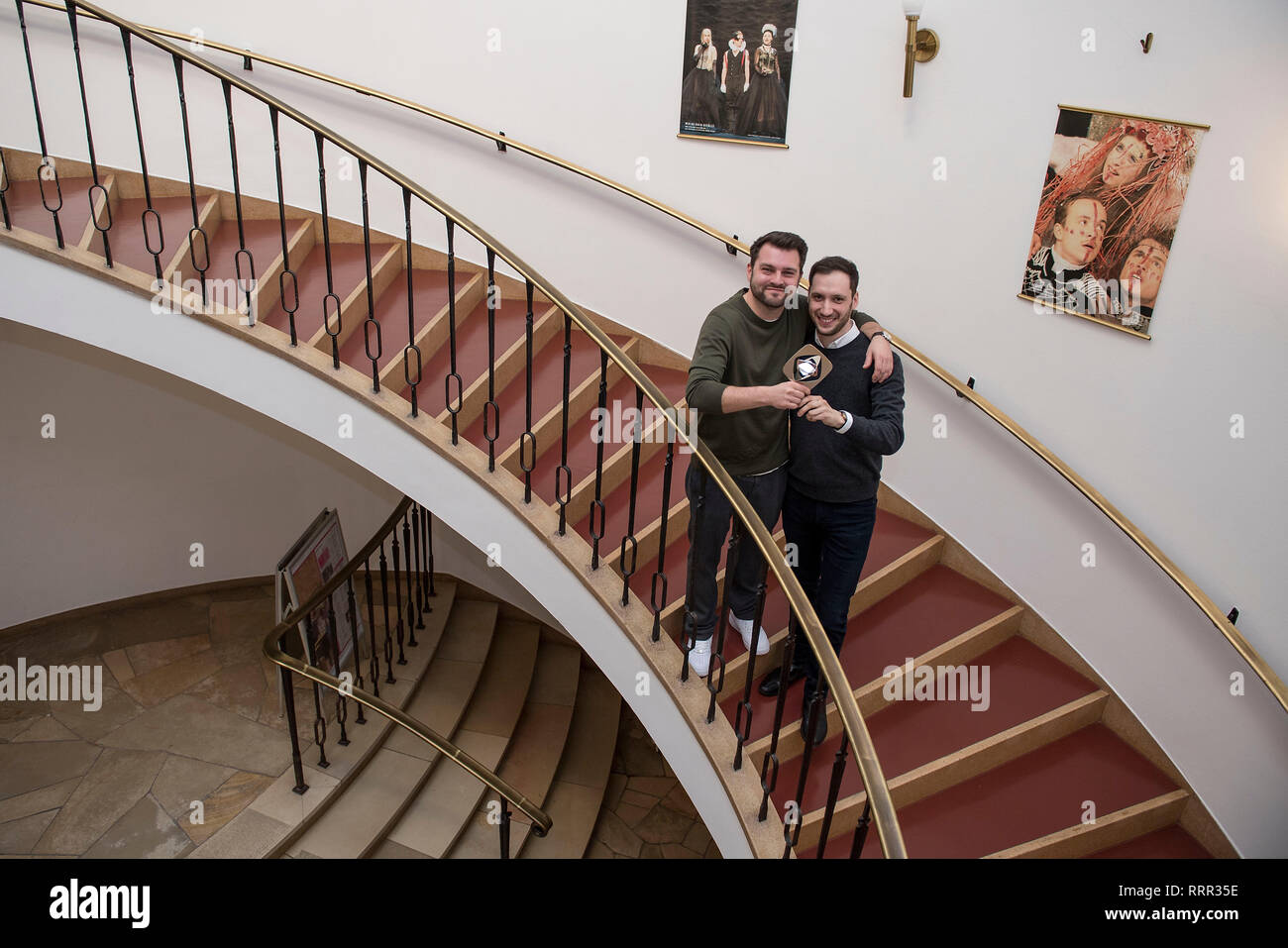 Essen, Deutschland. 26 Feb, 2019. Von links nach rechts Schlecky SILBERSTEIN (Idee/Buch), David Steinberg mit dem Grimme Preis für "Bohemian Browser Ballett". Pressekonferenz der Preisträger für die 55 Grimme-Preis 2019 am 26.02.2019 in Essen/Deutschland verkünden. | Verwendung der weltweiten Kredit: dpa/Alamy leben Nachrichten Stockfoto