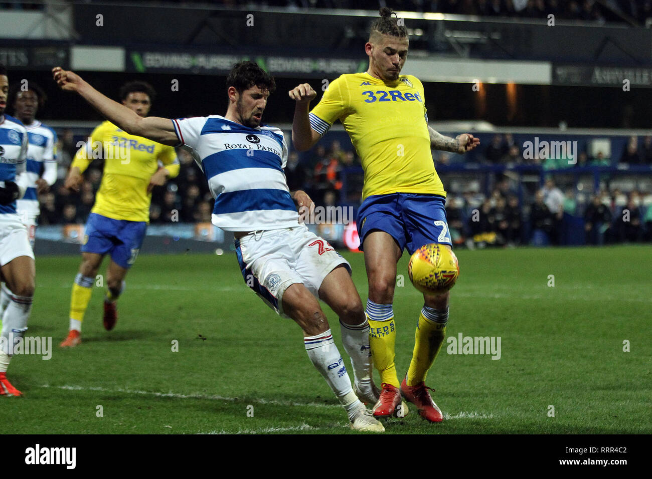 London, Großbritannien. 26 Feb, 2019. Leslie Phillips von Leeds United (R) in Aktion mit Pawel Wszolek von Queens Park Rangers (L). EFL Skybet Meisterschaft übereinstimmen, Queens Park Rangers v Leeds United an der Loftus Road Stadium in London am Dienstag, 26. Februar 2019. Dieses Bild dürfen nur für redaktionelle Zwecke verwendet werden. Nur die redaktionelle Nutzung, eine Lizenz für die gewerbliche Nutzung erforderlich. Keine Verwendung in Wetten, Spiele oder einer einzelnen Verein/Liga/player Publikationen. pic von Steffan Bowen/Andrew Orchard sport Fotografie/Alamy Live news Credit: Andrew Orchard sport Fotografie/Alamy leben Nachrichten Stockfoto