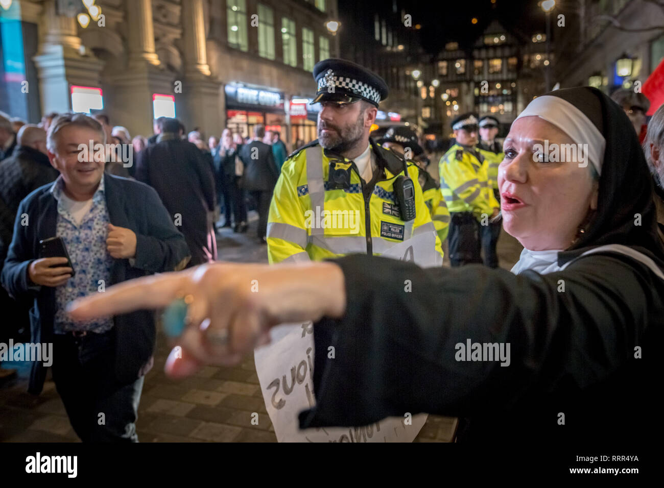 Die Demonstranten aus der Klasse Krieg anarchistische Gruppe halten eine lebhafte Demonstration vor dem London Palladium Theater gegen den Abend talk mit Jakob Rees-Mogg, der konservative Abgeordnete und prominenten Brexit Supporter. Klasse Krieg Mitglieder, darunter lange Anarchist, Ian Knochen (mit Megafon), Jane Nicholl (Bild gekleidet wie eine Nonne) und Adam Clifford (als rees-mogg Parodie) behaupten, Herr Rees-Mogg, Katholisch, ist eine religiöse Extremisten wegen seiner freimütigen Meinungsaustausch über Abtreibung. Stockfoto