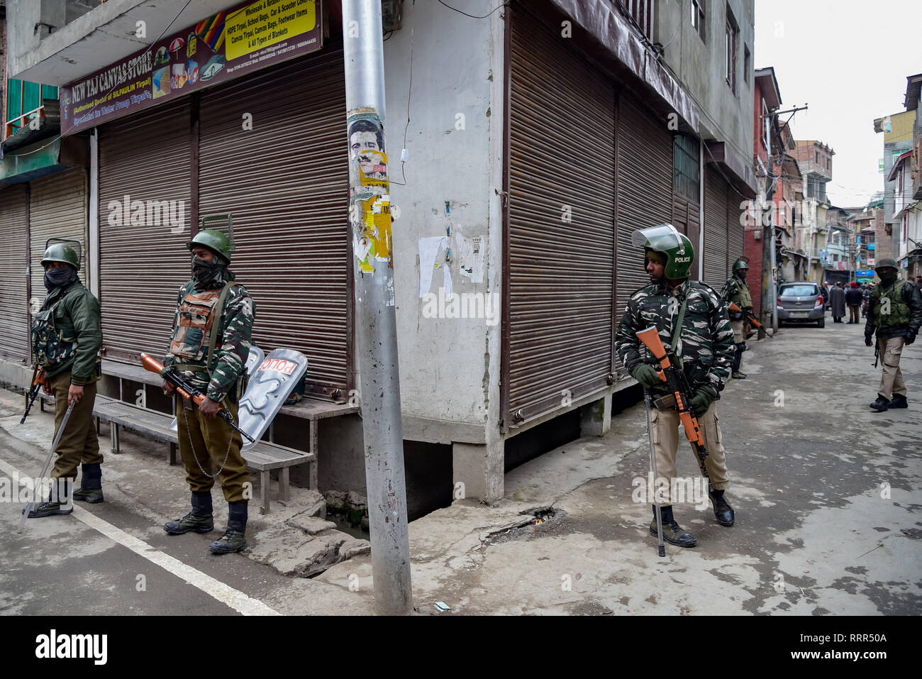 Indische paramilitärischen troopers gesehen werden stehend auf Guard außerhalb des Separatistischen leader Yasin Malik während der Raid der Nationalen Investigation Agency (NIA) indische Kräfte in der Indischen verwaltet Kaschmir Tränengas Tankkörpern verwendet Proteste gegen Überfälle auf die Separatistischen Führern durch indische Geheimdienstmitarbeiter zu unterdrücken. Stockfoto