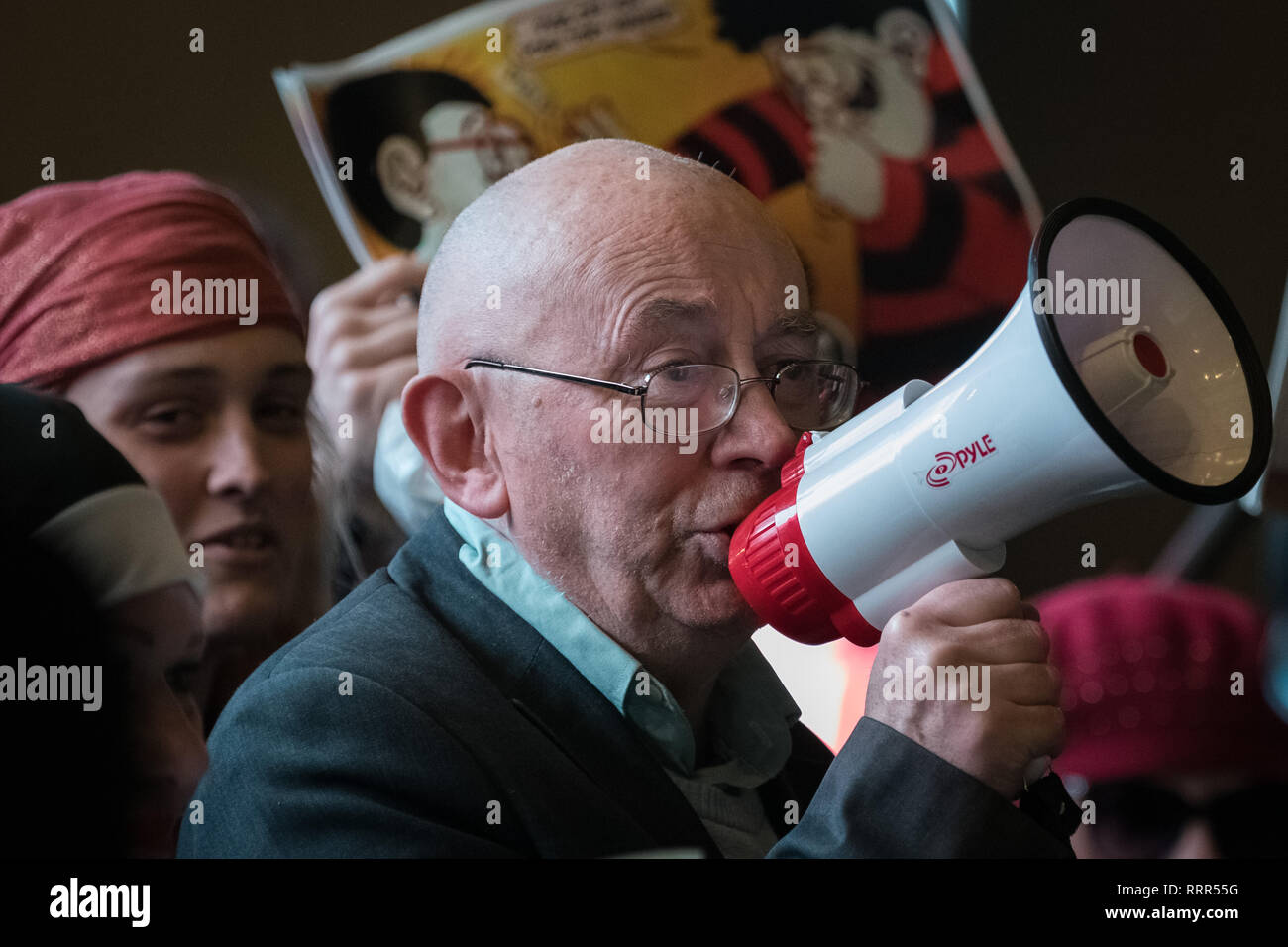 Die Demonstranten aus der Klasse Krieg anarchistische Gruppe halten eine lebhafte Demonstration vor dem London Palladium Theater gegen den Abend talk mit Jakob Rees-Mogg, der konservative Abgeordnete und prominenten Brexit Supporter. Klasse Krieg Mitglieder, darunter lange Anarchist, Ian Knochen (mit Megafon), Jane Nicholl (gekleidet wie eine Nonne) und Adam Clifford (als rees-mogg Parodie) behaupten, Herr Rees-Mogg, Katholisch, ist eine religiöse Extremisten wegen seiner freimütigen Meinungsaustausch über Abtreibung. Stockfoto