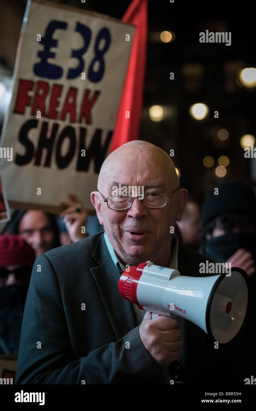 Die Demonstranten aus der Klasse Krieg anarchistische Gruppe halten eine lebhafte Demonstration vor dem London Palladium Theater gegen den Abend talk mit Jakob Rees-Mogg, der konservative Abgeordnete und prominenten Brexit Supporter. Klasse Krieg Mitglieder, darunter lange Anarchist, Ian Knochen (mit Megafon), Jane Nicholl (gekleidet wie eine Nonne) und Adam Clifford (als rees-mogg Parodie) behaupten, Herr Rees-Mogg, Katholisch, ist eine religiöse Extremisten wegen seiner freimütigen Meinungsaustausch über Abtreibung. Stockfoto