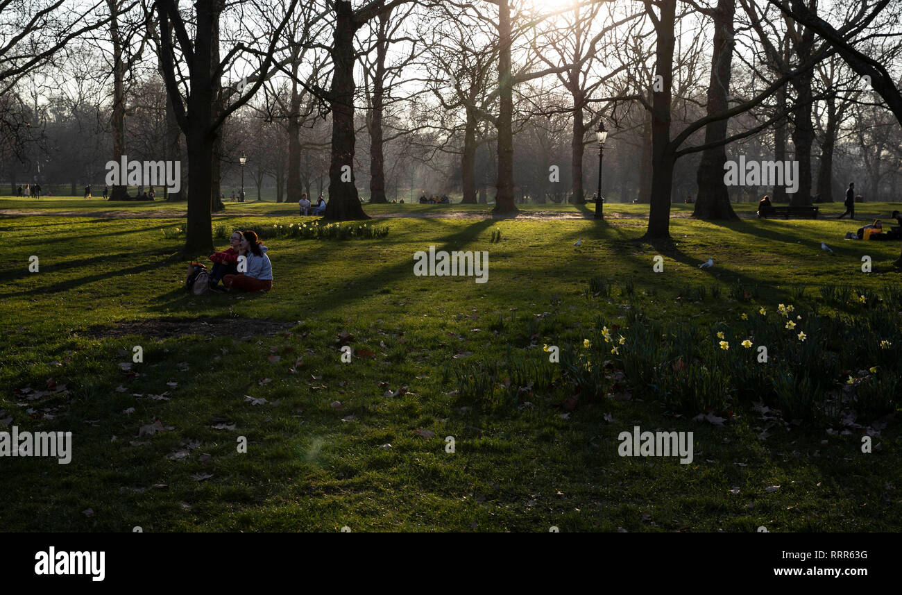 London, Großbritannien. 26 Feb, 2019. Die Menschen genießen Freizeit im Green Park in London, Großbritannien, am 13.02.26., 2019. Großbritannien erlebt seine wärmsten Februar Tag auf Aufzeichnung Montag als höchste Temperatur 20,3 Grad Celsius in Wales erreicht. Es war auch das erste Mal, dass eine Temperatur von über 20 Grad im Winter aufgenommen wurde. Es brach der britischen Rekord der höchsten Februar Temperatur von 19,7 Grad in Greenwich im Jahr 1998. Credit: Han Yan/Xinhua/Alamy leben Nachrichten Stockfoto