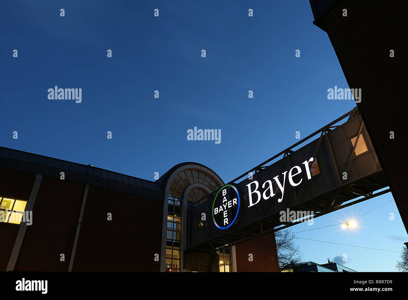 Wuppertal, Deutschland. 07 Feb, 2019. Fahrzeuge, die unter der Bayer Kreuz am Wuppertal. Die Bayer Group präsentiert den Jahresabschluss am 27. Februar 2019. Credit: Oliver Berg/dpa/Alamy leben Nachrichten Stockfoto