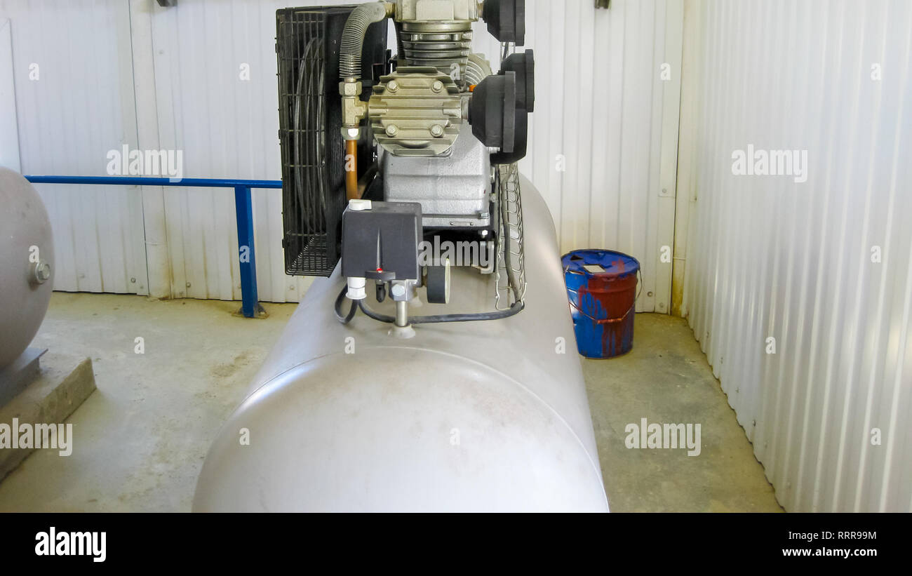 Luftkompressor. Ausrüstung für die Erzeugung von Druckluft. Ausrüstungen zur Raffination Stockfoto