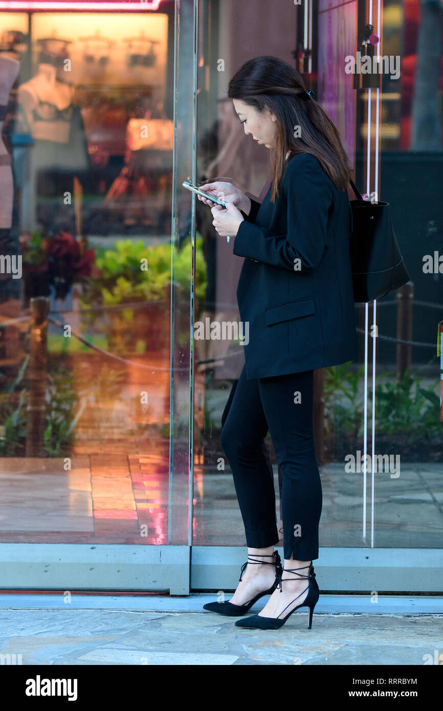 South Pacific, USA, Hawaii, Oahu, Hawaii, Honolulu, Waikiki, Frau im Einkaufszentrum Stockfoto