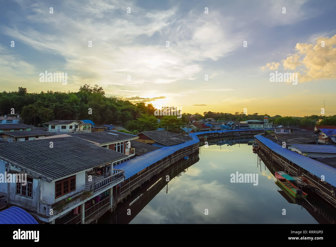Trat, Thailand - Dezember 01, 2018: Vor Sonnenuntergang in Ban Nam Chieo Dorf, Trat Provinz, Thailand. Dieser Ort ist berühmt Reiseziele in E Stockfoto