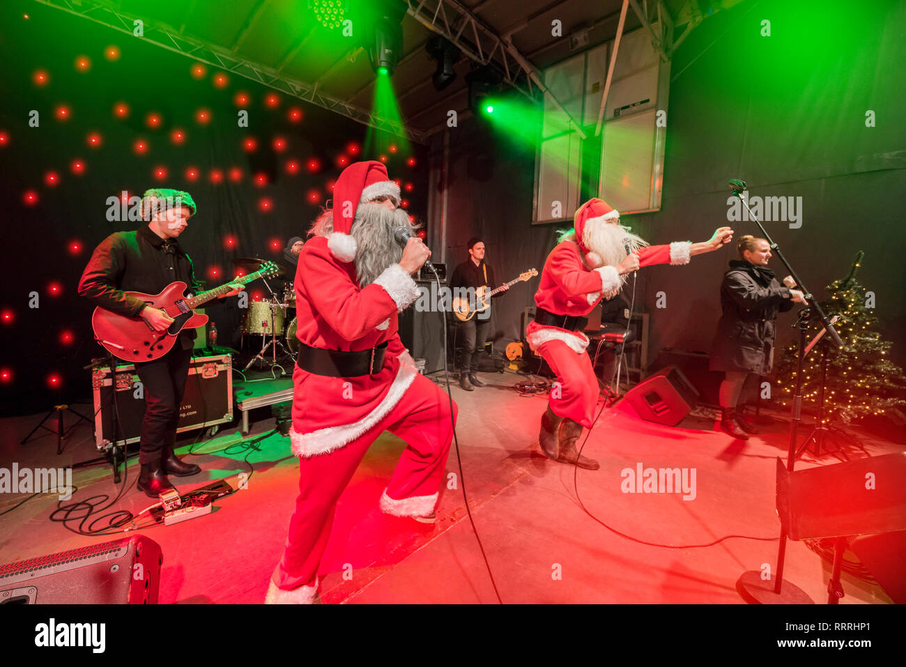 Santa Claus durchführen zu Weihnachten feiern, Reykjavik, Island Stockfoto