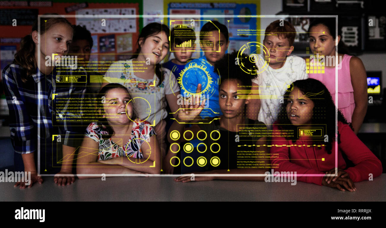 Junior high school Kursteilnehmer mit futuristischen Touch Screen im Klassenzimmer Stockfoto